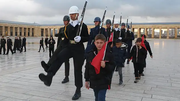 'Anıtkabir'de saygı nöbeti' videosuyla gündem olan öğrenciler Anıtkabir'i ziyaret etti