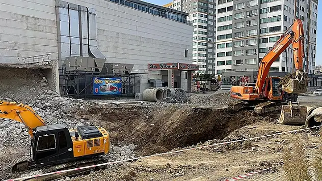 Ankara'da 11 katlı binanın açık otoparkı çöktü

