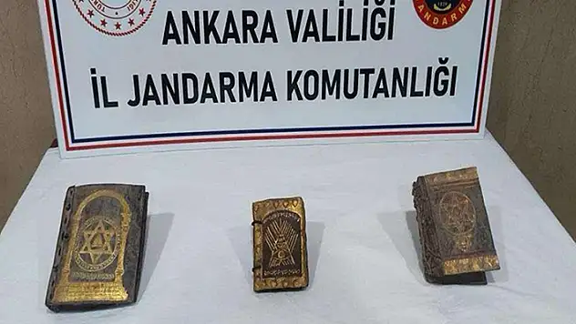 Ankara'da 13. yüzyıla ait olduğu değerlendirilen İbranice 3 kitap ele geçirildi
