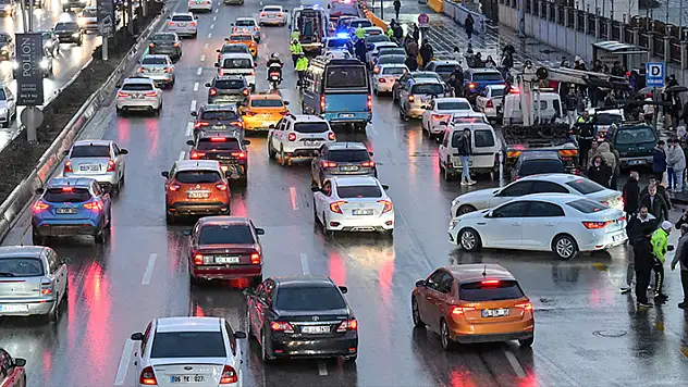 Ankara'da 26 aracın karıştığı zincirleme trafik kazasında 3 kişi yaralandı
