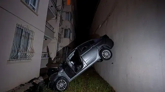 Ankara'da apartmanın bahçesine düşen otomobilin sürücüsü yaralandı
