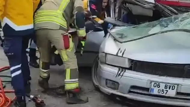 Ankara'da buzlanma kazası: Park halindeki tıra çarpan otomobilin sürücüsü öldü

