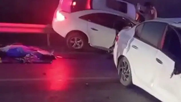 Ankara'da çarpışan otomobillerden biri bariyerlere saplandı: Anne- baba öldü, kızları yaralandı

