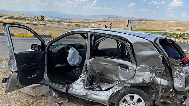 Ankara'da çekici ile çarpışan otomobilin sürücüsü öldü, eşi ağır yaralı
