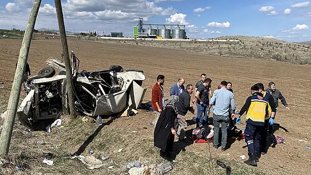 Ankara'da devrilen otomobildeki aynı aileden 1'i çocuk 6 kişi yaralandı
