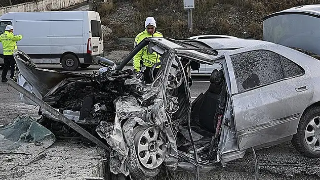 Ankara'da direğe çarpan araçtaki 4 kişi hayatını kaybetti
