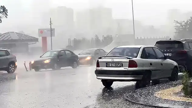 Ankara'da dolu ve sağanak etkili oldu
