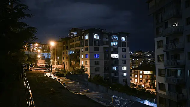 Ankara'da etkili olan sağanak yağışın ardından Keçiören'de yol çöktü