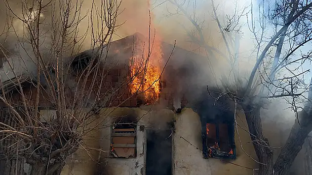 Ankara'da evdeki yangında dumandan etkilenen 3 çocuktan biri hayatını kaybetti
