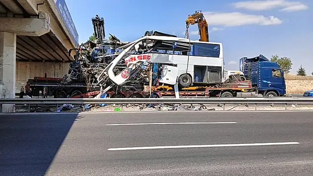 Ankara'da feci kazada hurdaya dönen otobüs yoldan kaldırıldı, trafik akışı normale döndü
