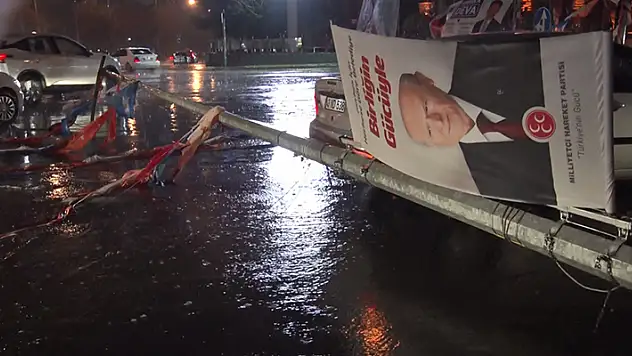 Ankara'da fırtınada aydınlatma direği yola devrildi, 2 araç hasar gördü

