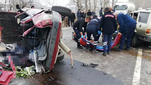 Ankara'da iki otomobil kafa kafaya çarpıştı: 4 ölü, 2 yaralı

