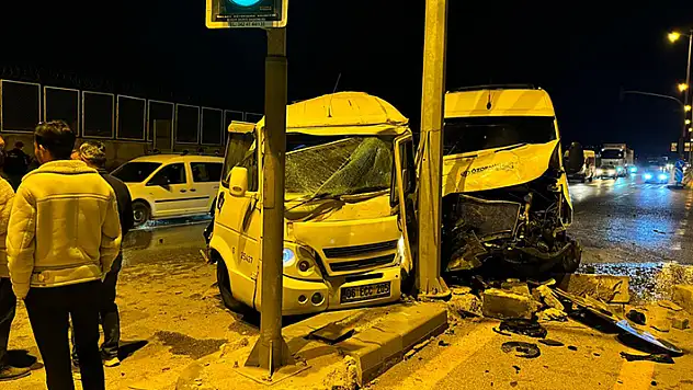 Ankara'da iki servis minibüsü çarpıştı 21 yaralı
