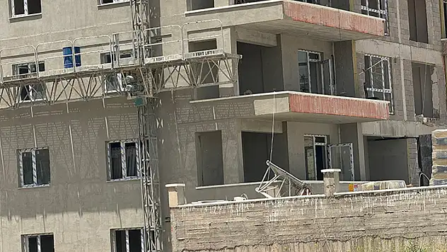 Ankara'da inşaat iskelesi çöktü: 4 yaralı
