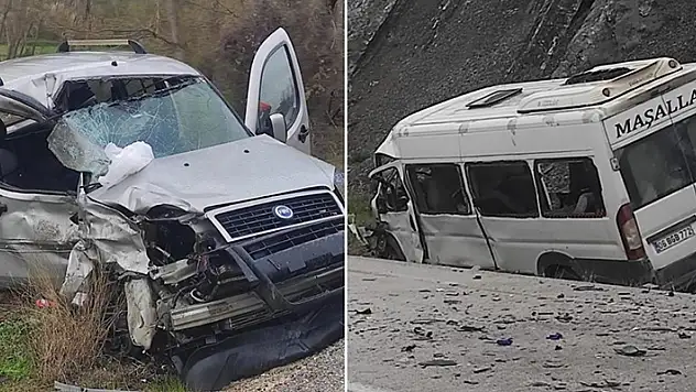 Ankara'da işçi servisi ile hafif ticari aracın çarpıştığı kazada 2 kişi hayatını kaybetti, 17 kişi yaralandı
