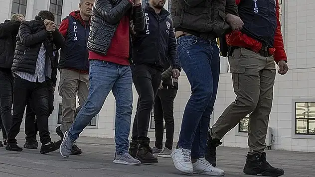 Ankara'da kamu kurumlarına ait 450 internet sitesine siber saldırı girişiminde bulunan 32 kişi gözaltına alındı
