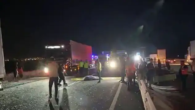 Ankara'da kamyon ile traktörün çarpıştığı kaza sonrası minibüs de jandarma aracına çarptı: 1 ölü, 4 yaralı
