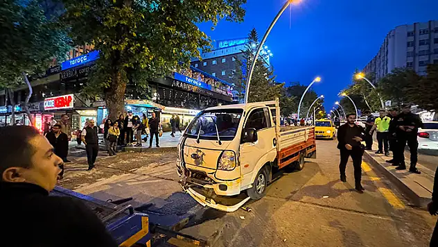Ankara'da  kamyonet 11 araca çarptı, vatandaşlar şoföre tepki gösterdi
