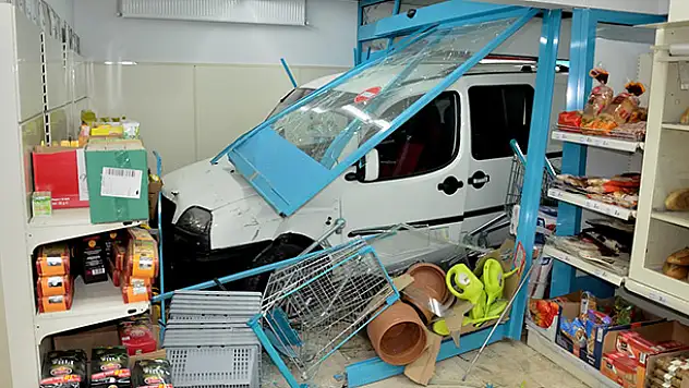 Ankara'da kamyonet markete girdi: 1 yaralı