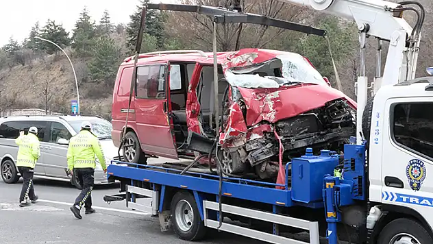Ankara'da minibüs, belediye otobüsüne çarptı: 1 ölü, 1 yaralı
