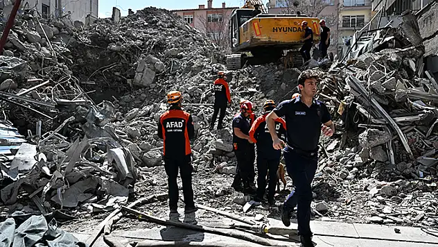Ankara'da moloz kaldırma çalışmaları sırasında istinat duvarı çöktü! 
