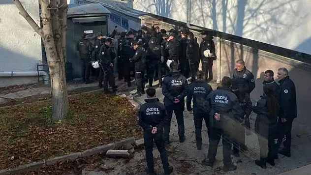 Ankara'da öğrencilerin kavgasında sandalyeler havada uçuştu
