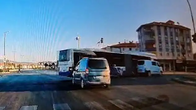 Ankara'da otobüs ile hafif ticari araç kavşakta çarpıştı: 5 yaralı
