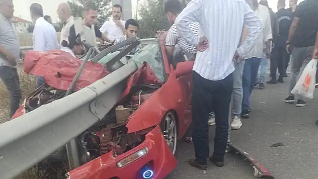 Ankara'da otomobil bariyerlere çarptı: 1 ölü, 1 yaralı
