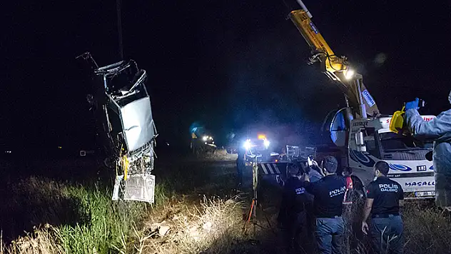 Ankara'da otomobil dereye devrildi: 3 ölü, 1 yaralı
