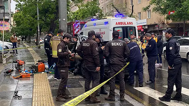 Ankara'da otomobil direğe çarptı: 1 ölü, 4 yaralı
