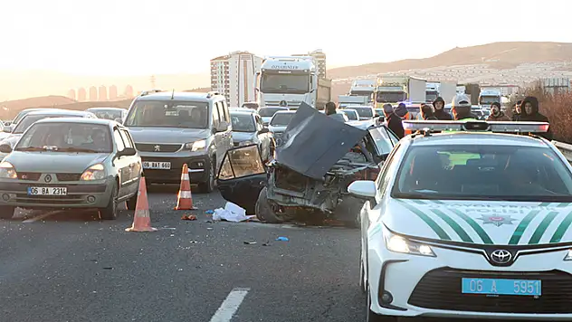 Ankara'da otomobil kamyona çarptı: 1 ölü, 4 yaralı

