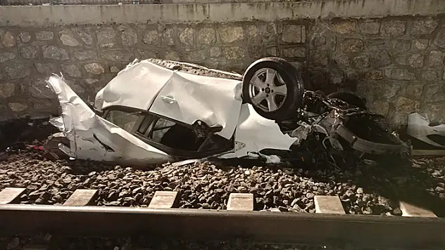 Ankara'da otomobil, köprüden demir yoluna düştü 1 ölü, 2 ağır yaralı


