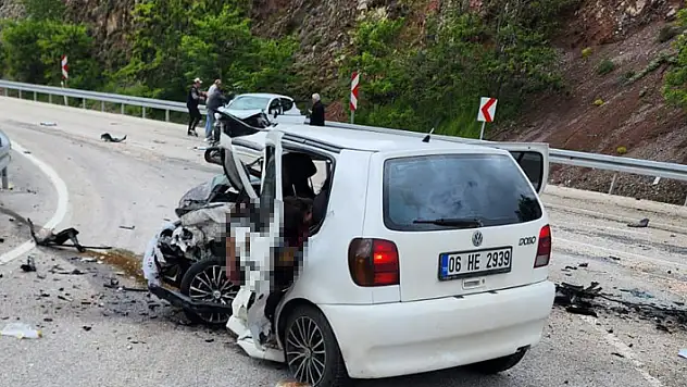 Ankara'da otomobiller kafa kafaya çarpıştı 3 ölü, 4 yaralı 

