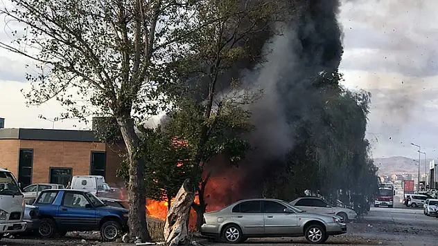 Ankara'da otoparkta çıkan yangında 5 araç kullanılamaz hale geldi
