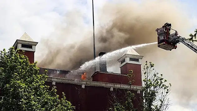 Ankara'da özel bir hastanenin çatısında yangın çıktı
