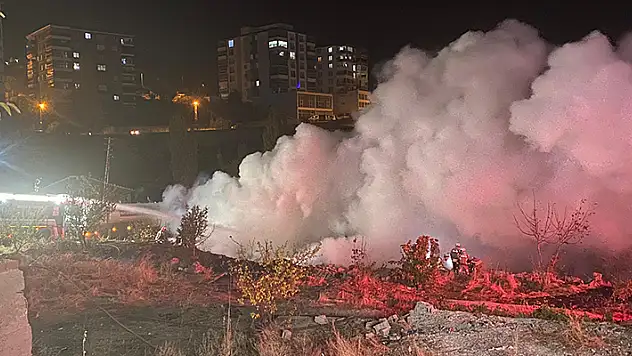 Ankara'da palet deposunda çıkan yangın, eve sıçradı

