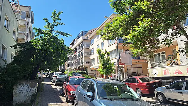 Ankara'da park halindeki 20 otomobilin lastikleri bıçakla kesildi
