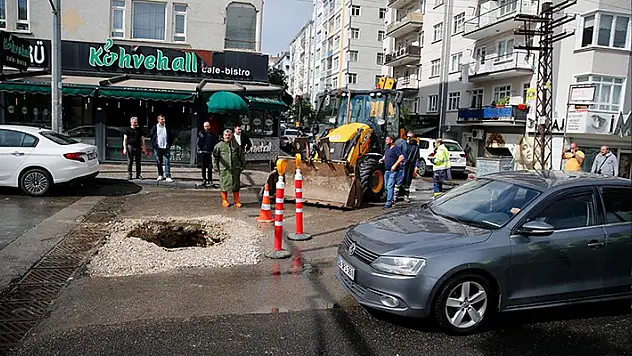 Ankara'da sağanak nedeniyle yol çöktü
