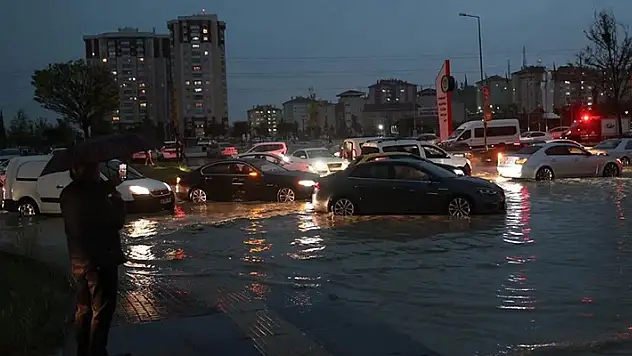 Ankara'da sağanak su baskınlarına neden oldu
