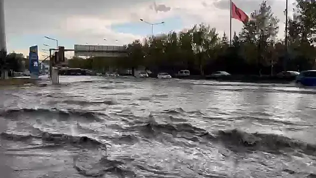 Ankara'da sağanak yollar göle döndü
