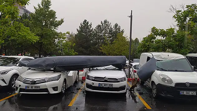 Ankara'da savaş uçağından parça düştü 3 araç hasar gördü


