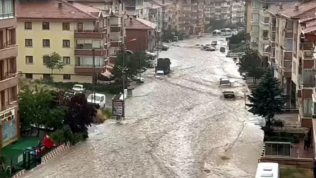 Ankara'da şiddetli sağanak: Aracıyla sele kapılan servis sürücüsünün cansız bedenine ulaşıldı 