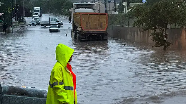 Ankara'da şiddetli yağış yollar çöktü, araçlar, ev ve iş yerleri hasar gördü 
