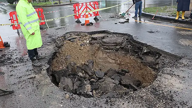 Ankara'da şiddetli yağış yollar çöktü, araçlar, ev ve iş yerleri hasar gördü
