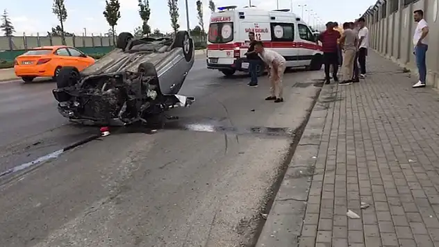Ankara'da sürücüsünün kontrolünden çıkan otomobil takla attı: 1 ölü, 1 yaralı
