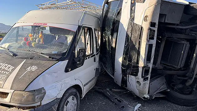 Ankara'da tarım işçilerini taşıyan otobüs ile minibüs çarpıştı 1 ölü, 16 yaralı
