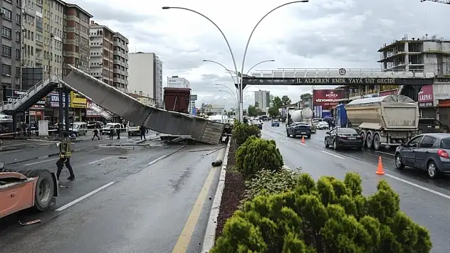 Ankara'da üst geçit faciası: Damperi açık tır çarptı