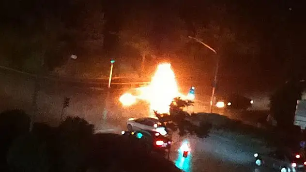 Ankara'da yıldırım isabet eden motosiklet alev topuna döndü, sürücünün yaralandığı olay anı kamerada

