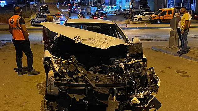 Ankara'da yolcu minibüsü ile otomobil çarpıştı: 4 yaralı
