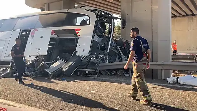 Ankara'da yolcu otobüsünün köprü ayağına çarptığı kazada 9 kişi öldü, 26 kişi yaralandı
